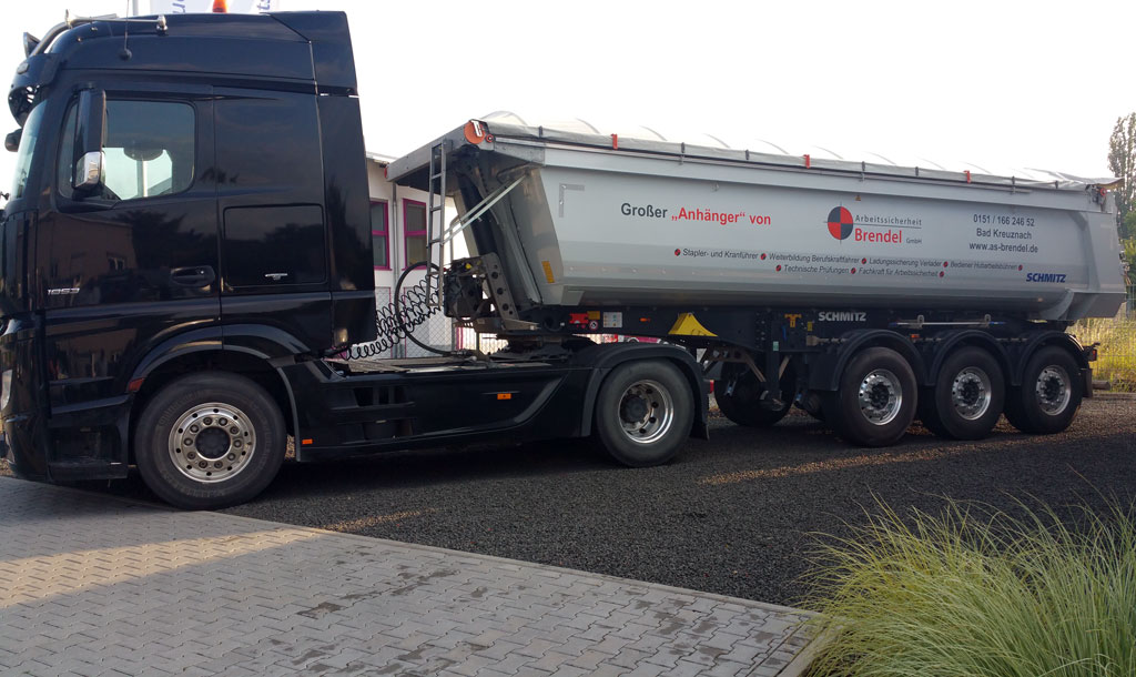 LKW mit Werbeaufschrift AS Brendel