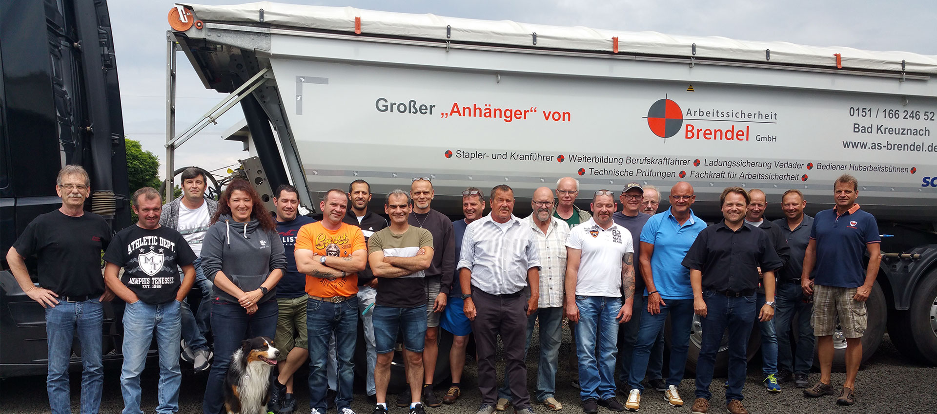 Gruppenbild Kursteilnehmer vor LKW