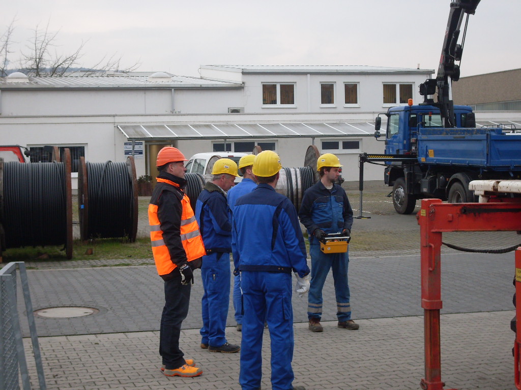 Menschen mit LKW-Ladekran